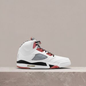 Jordan 5 Retro Quai 54, biało-czerwona kolorówka, streetballowy dropp, odblaskowa metka Fire Red, męskie, DJ7903-106
