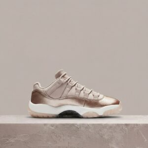 Jordan 11 Low Sail damskie, Rose Gold, patent leather, przezroczysta podeszwa, kultowa sylwetka, AH7860-105