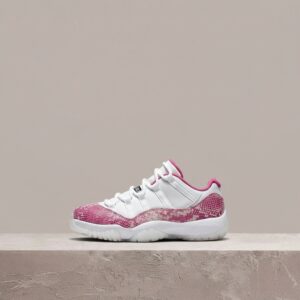 Air Jordan 11 Low White, damska sylwetka, snakeskin pink, przezroczysta podeszwa, drop 2019, AH7860-106