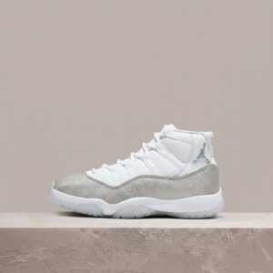 Air Jordan 11 Vast Grey, biało-szara sylwetka, premium skóra, mudguard, przezroczysty spód, unisex, AR0715-100