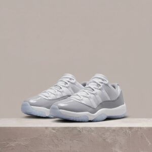 Jordan 11 Low Cement Grey, drop 2023, biało-szara kolorówka, sylwetka lifestyle, unisex, Jumpman na pięcie AV2187-140