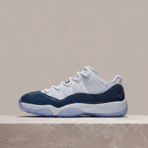 Air Jordan 11 Low Blue Snakeskin, unisex, biało-granatowa sylwetka, drop 2019, przezroczysta podeszwa, CD6846-102