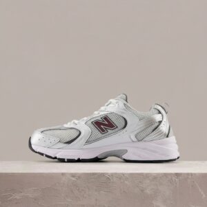 New Balance 530 Metallic Burgundy, sylwetka unisex, biało bordowa kolorystyka, tekstylna cholewka ze skórą, must have na drop, MR530GS