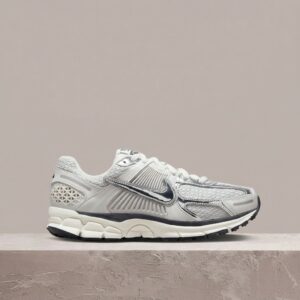 Nike Zoom Vomero 5 Photon Dust, retro running, szaro biała sylwetka, Zoom Air, waflowa podeszwa, drop 2023 FD0884-025