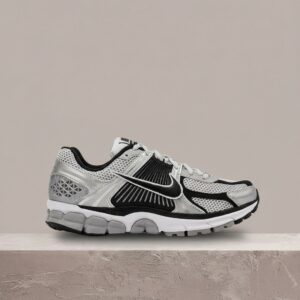 Nike Zoom Vomero 5, dad shoe, srebrno czarny colorway, kultowy retro runner z 2011, Zoom Air w środku, FJ4151-004