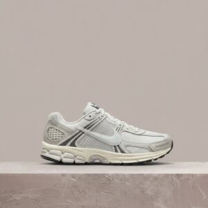 Nike Zoom Vomero 5 SE, kolorystyka Platinum Tint, biało szara sylwetka, premiera grudzień 2023, HF0731-007