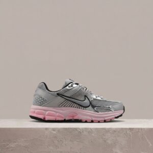 Nike Zoom Vomero 5 drop, retro sylwetka, szaro różowa kolorystyka, siatka plus caging, Zoom Air pod przodem, unisex HF1877-001