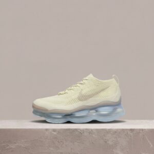 Air Max Scorpion Flyknit, sylwetka Nike, kremowo błękitna kolorystyka, unisex, tekstylna cholewka, must have do kolekcji DJ4702-101