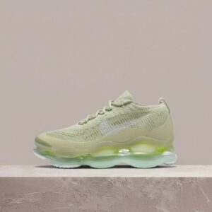 Nike Air Max Scorpion Olive Aura, damska sylwetka, oliwka z białym i voltem, generatywny bieżnik, Flyknit, premiera 2023 DJ4702-300