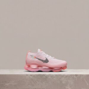 Nike Air Max Scorpion FK Barbie drop, sylwetka lifestyle, różowo koralowa kolorystyka, damskie FN8925-696