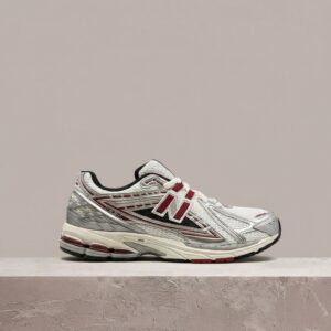 New Balance 1906R Silver Crimson, srebrno-czerwona sylwetka, retro running, siatka i zamsz, unisex M1906REA
