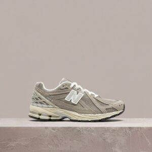 New Balance 1906R Beige Cream, unisex, siatka plus zamsz, szaro beżowa kolorystyka, retro sylwetka, kontrastowe przeszycia M1906RL