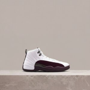 Air Jordan 12 Retro A Ma Maniére White, męska sylwetka, biało bordowa kolorystyka, sneakersy kolekcjonerskie DV6989-100