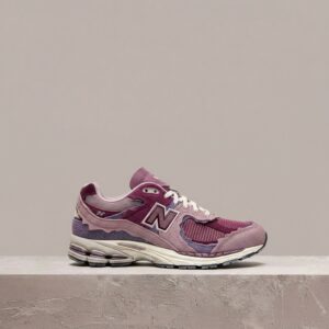 2002R Protection Pack Violet od New Balance, unisex, fiolet, raw suede, drop 2022, retro running sylwetka M2002RDH
