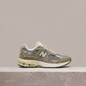 New Balance 2002R Protection Pack Mirage Grey, szary drop, zamsz, postrzępione overlaye, unisex sylwetka M2002RDD