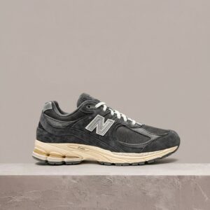 New Balance 2002R Phantom, sneakersy unisex, zamsz plus siatka, grafit i beż, kremowa podeszwa, M2002RHO