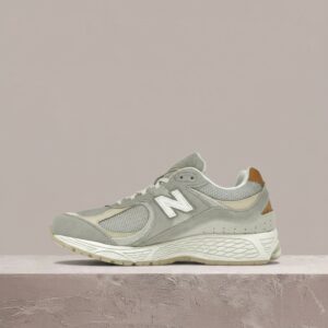 2002R Rsb od New Balance, szaro brązowy colorway, zamsz plus siatka, uniseks sylwetka, M2002RSB