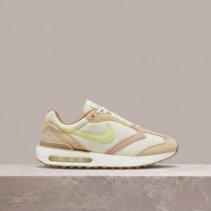 Air Max Dawn od Nike, niski profil, beż plus biel, mix zamszu i skóry, must have do kolekcji sneakerheada DQ5074-182