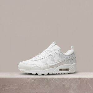 Air Max 90 Futura Triple White od Nike, oversizowy Swoosh, biała sylwetka, unisex drop, DM9922-101