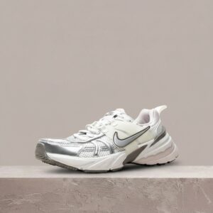 Nike V2K Run damskie, kolorystyka Platinum Tint Summit White Cave Stone Metallic Silver, Y2K silhouette, drop 2025 FD0736-010