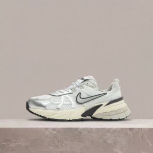 V2K Run Nike, biało-srebrny colorway, retro sylwetka nawiązująca do Vomero 5, unisex drop, FD0736-100