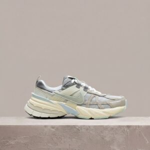 Nike V2K Run Metallic Platinum, sylwetka unisex, szaro beż, mesh i zamsz, must have do kolekcji, FZ3596-072