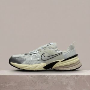 Nike V2K Run, Summit White Metallic Silver, retro sylwetka Vomero, przezroczyste wstawki TPU, HJ4497-100