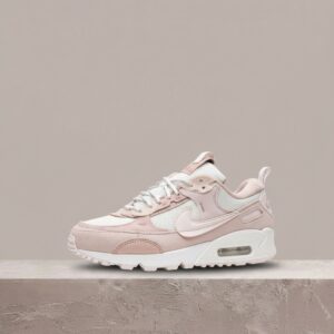 Air Max 90 Futura Barely Rose, damska sylwetka, chunky midsole, różowo-biały colorway, drop 2022, Nike DM9922-104