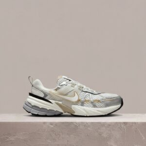Nike V2K Run Khaki Metallic Silver, unisex, Y2K drop, chunky silhouette, metallic nakładki HJ7245-100