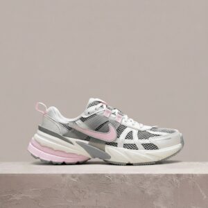 Nike V2K Run Pink Foam, damskie buty lifestyle, biel i róż, mesh na cholewce, niski profil, HQ4046-001