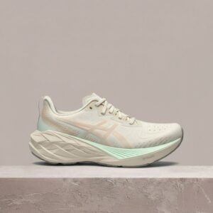 ASICS Novablast 4, beż/mięta, sylwetka unisex, siatka plus syntetyk, drop do kolekcji 1012B510-250