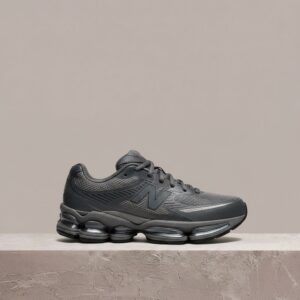 New Balance 2000 Dark Grey, sylwetka unisex, szary grafit, srebrne detale, trzy technologie abzorb w podeszwie, drop 2025 U2000ETA