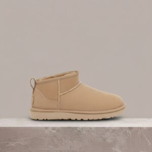 UGG Ultra Mini Sand, śniegowce unisex, sylwetka low, wełna owcza, piaskowa kolorystyka, must have na sezon, 1116109-SAN