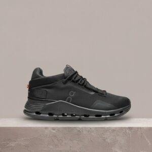 On Cloudnova 2 Black, sylwetka all black, dzianinowa cholewka, Speedboard w pięcie, sneakersy unisex 3ME30210485