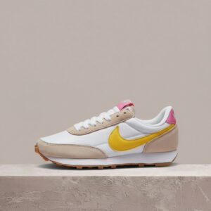 Nike Daybreak Fossil Stone, damska sylwetka, beż biel, nylon zamsz syntetyk, must have sneakerheada CK2351-200