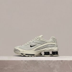 Nike Shox Ride 2 Light Bone Metallic Black, męska sylwetka, beż i czerń, kolumny Shox, Max Air, II7635-002