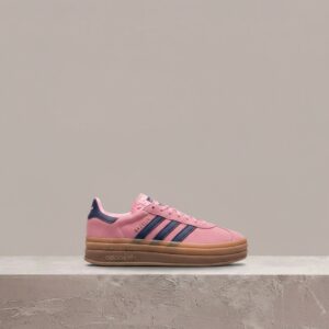 Gazelle Bold Pink Glow od Adidas, damski drop, różowy zamsz, gum sole, metaliczne logo na boku H06122