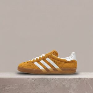 Gazelle Indoor Supcol, Adidas, unisex, musztardowy zamsz, białe paski, gumowa podeszwa trójlistek, retro silhouette HQ8716