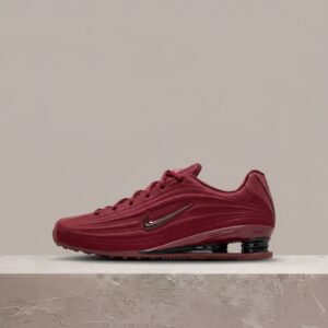 Nike Shox Z Dark Team Red, bordowa kolorówka, drop 2025, kolumny Shox w pięcie, sylwetka unisex, HQ7540-600