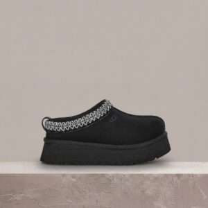 UGG Tazz Black, damskie kapcie, czarna zamszowa sylwetka, kultowy model, 1174471-BLK
