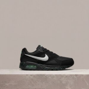 Nike Air Max IVO Black Metallic Silver, sylwetka męska, czarno szara kolorystyka, siatka i zamsz, drop sneakers 580518-005