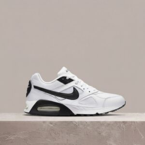 Nike Air Max IVO White Black, sylwetka lifestyle, biało czarna siatka, skóra, Max Air w pięcie, unisex drop 580518-106