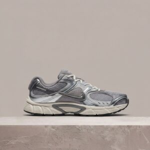 V5 RNR od Nike, kolorystyka Cement Grey Grey Fog, sylwetka Y2K retro running, 3D Swoosh, drop 2025, HJ5228-003