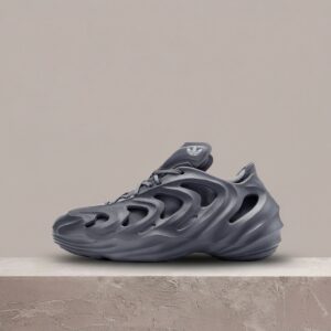 adiFOM Q od Adidas, szaro grafit, pianka plus syntetyk, unisex sylwetka, must have do kolekcji, IE7448