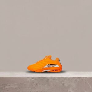 Hot Step 2 od Nike, sylwetka lifestyle, pomarańcz z chromem, outsole North Star, unisex DZ7293-800