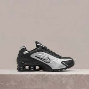 Nike Shox R4 Black Metallic Silver, srebrno-czarna sylwetka, kolumny Shox w pięcie, unisex HQ1988-002