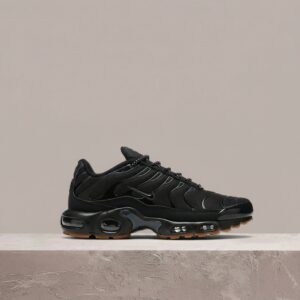 Air Max Plus Black Gum Light Brown, Nike, męska sylwetka, czarna kolorystyka, syntetyk i guma, klasyk na drop, FV0385-001