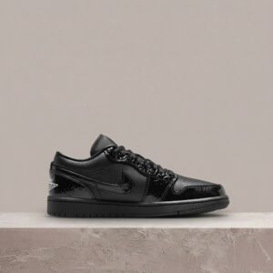 AJ1 Low SE, Black Patent, czarna kolorówka, lakier na cholewce, kultowa sylwetka, Nike Air w pięcie, HJ7743-010
