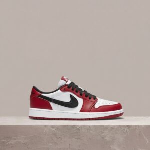 Air Jordan 1 Retro Low OG Chicago, biało-czerwone, silhouette unisex, skóra, zamsz, tekstylia, kultowy kolorway HQ6998-600