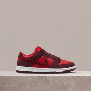 Nike SB Dunk Low Pro Cherry, Fruity Pack, unisex, czerwono bordowa kolorystyka, zamsz, wszywka wiśnia, DM0807-600